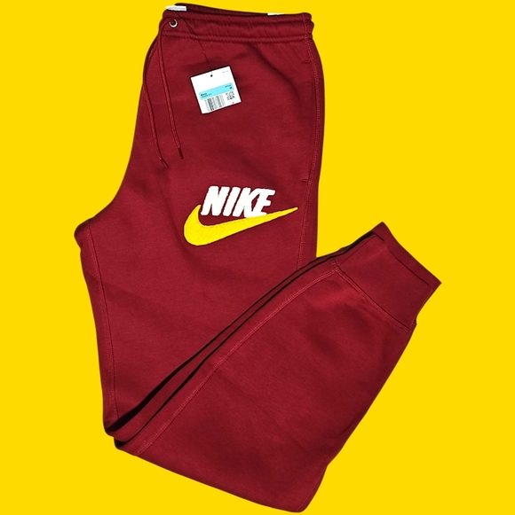🚹 M US — Nike Club Fleece Chenille Logo Joggers FN3094-677 [TEAM RED] - Picture 2 of 9